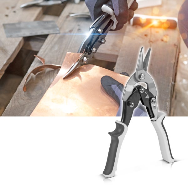 Gelbe Struktur Tapete mit Stehlampe, Vasen und Dekoration auf einem Tisch