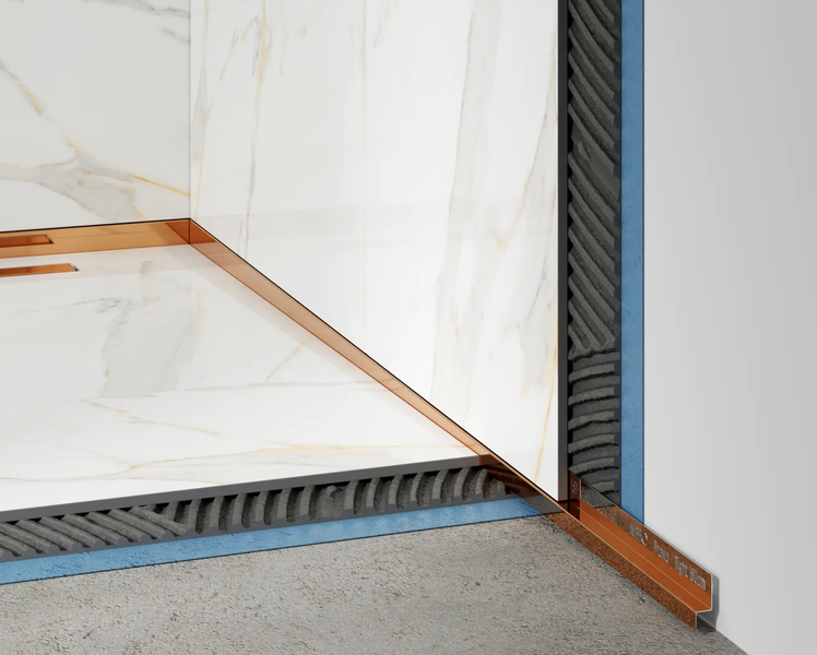 Einbau eines kupferfarbenen Duschprofils in einer Ecke mit weißen Marmorfliesen und sichtbarem Schichtaufbau.