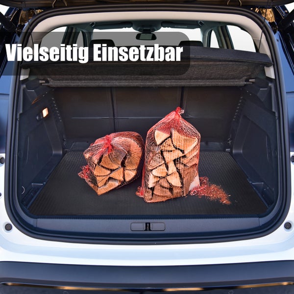 Kofferraum mit Gummimatte und zwei Säcken Brennholz