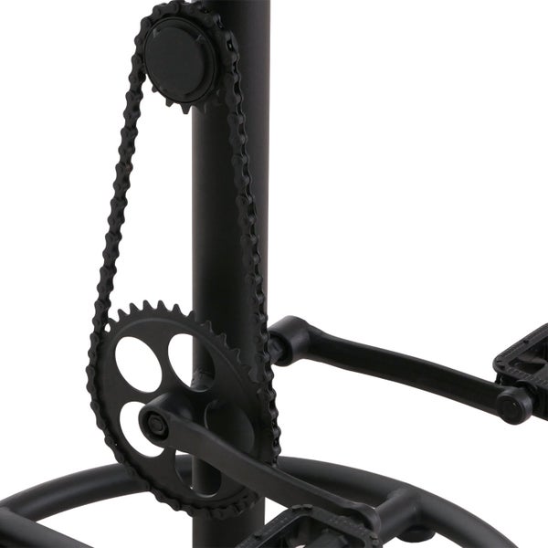 Detailansicht eines Barstuhls mit Fahrradketten-Design.