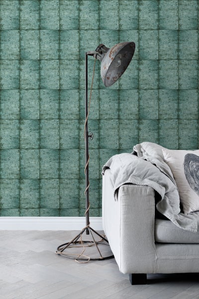 Wohnzimmer mit gemusterter Tapete, Stehlampe und Sofa