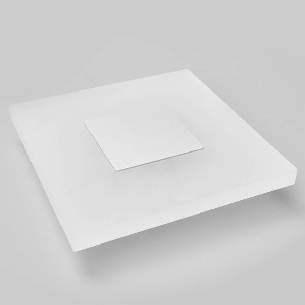 Quadratische LED-Deckenleuchte mit mattierter Acrylplatte und zentralem Einsatz aus gebürstetem Metall.
