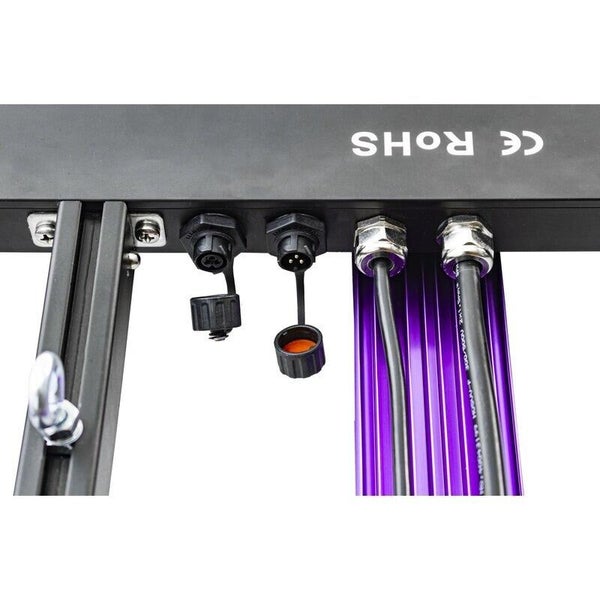 Schwarze und violette LED-Pflanzenlampe mit Kabelanschlüssen und Symbolen für europäische Sicherheitsnormen und Beschränkung gefährlicher Stoffe.