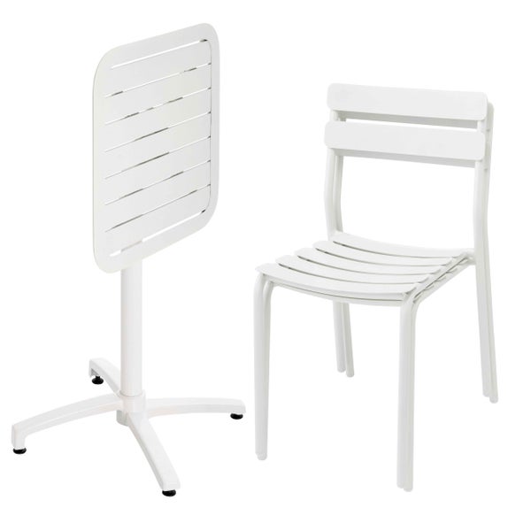 Weißer Gartenstuhl und klappbarer Bistrotisch aus Metall für Balkon oder Terrasse.