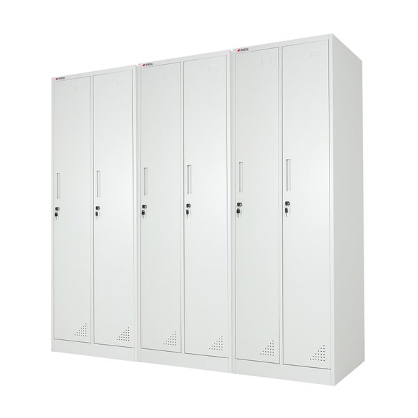 Weißer Metallspind mit sechs Abteilen, abschließbare Türen mit Schlüsseln und Lüftungsschlitzen.