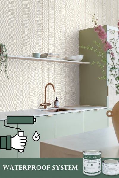 Küchenszene mit einem Spülbecken, Armatur und Wandtapete mit Pfeilmuster