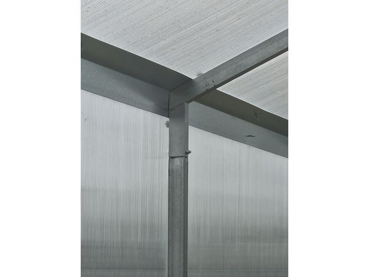 Detailansicht eines Gewächshausrahmens aus Metall mit transparenten Wänden und Dach