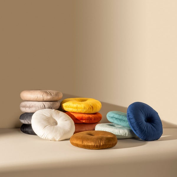 Stapel runde Zierkissen für den Innenbereich