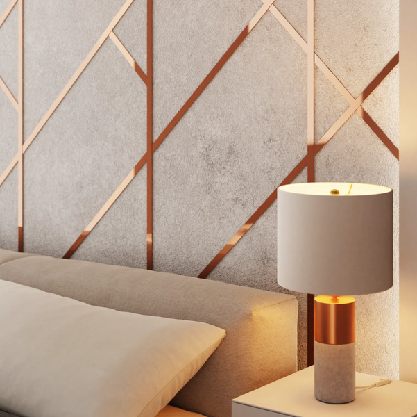 Schlafzimmer mit Bett, Nachttischlampe und Wandpaneelen in geometrischem Design