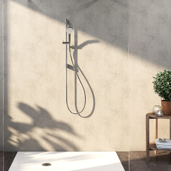 Badezimmer mit Dusche, Brausestange und Ablage