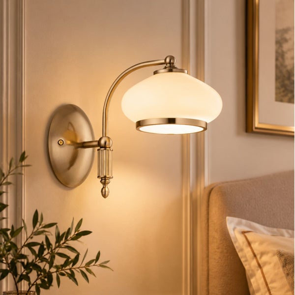 Wandleuchte im klassischen Stil mit abgerundetem Glasschirm und dekorativem Metallarm als Wandbeleuchtung im Schlafzimmer