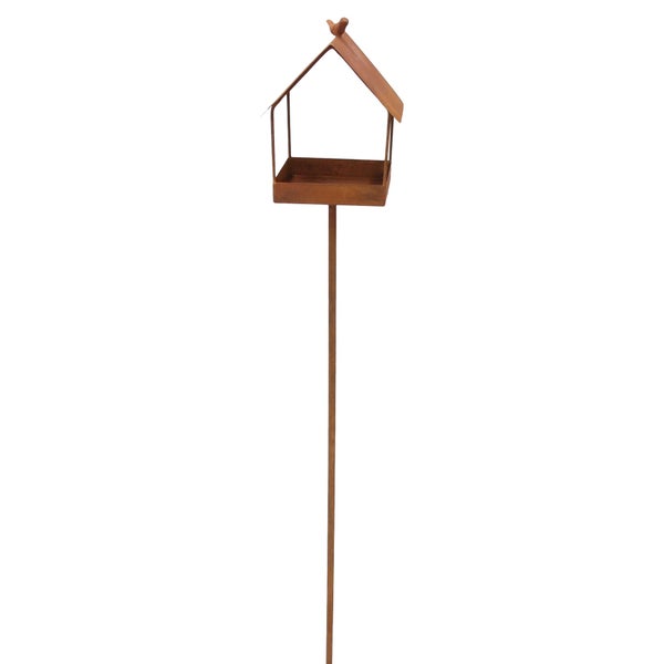 Vogelfutterhaus aus Metall in Rostoptik mit Gartenstab und kleiner Vogelfigur auf dem Dach.