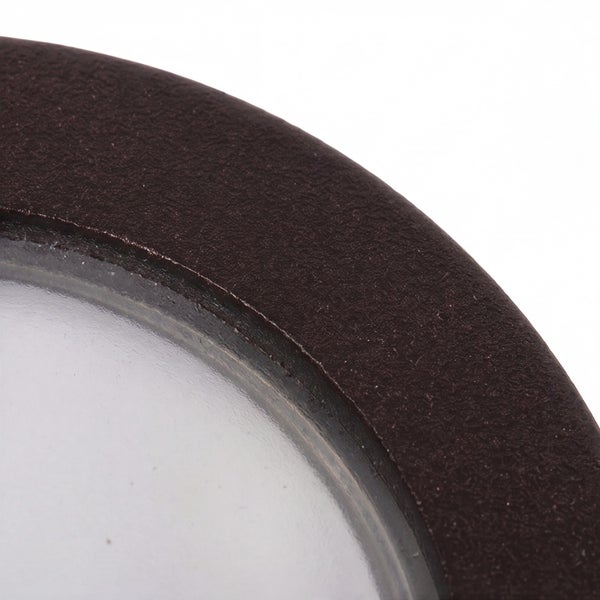 Nahaufnahme eines runden Einbaustrahlers mit strukturierter Metalloberfläche und Glasabdeckung.