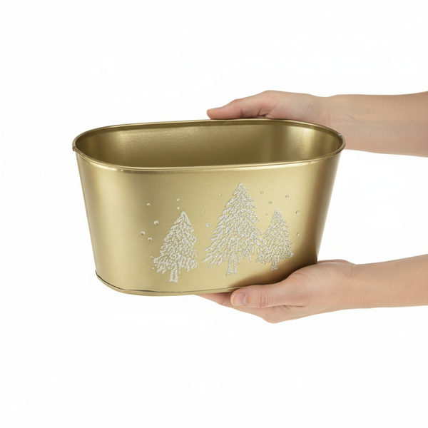 Ovaler Pflanztopf aus Metall in Gold mit glitzerndem Tannenbaum-Motiv.
