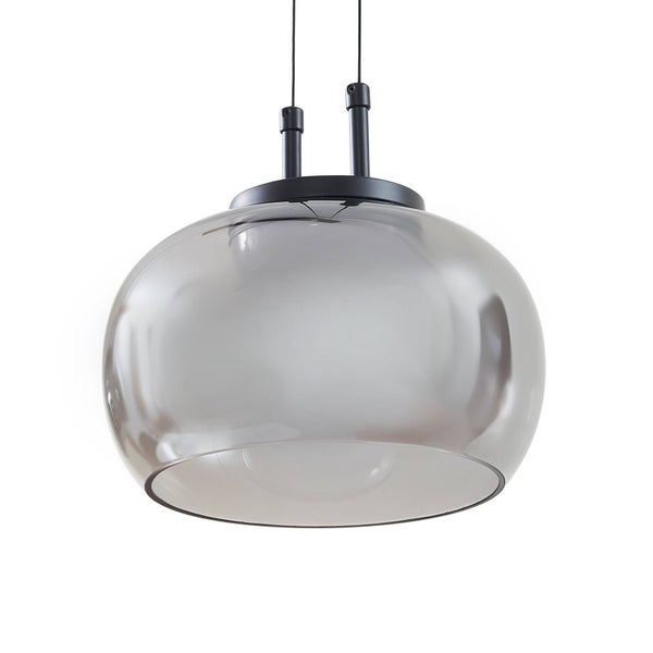 Moderne Pendelleuchte mit rundem Schirm aus Rauchglas und schwarzen Metallelementen.