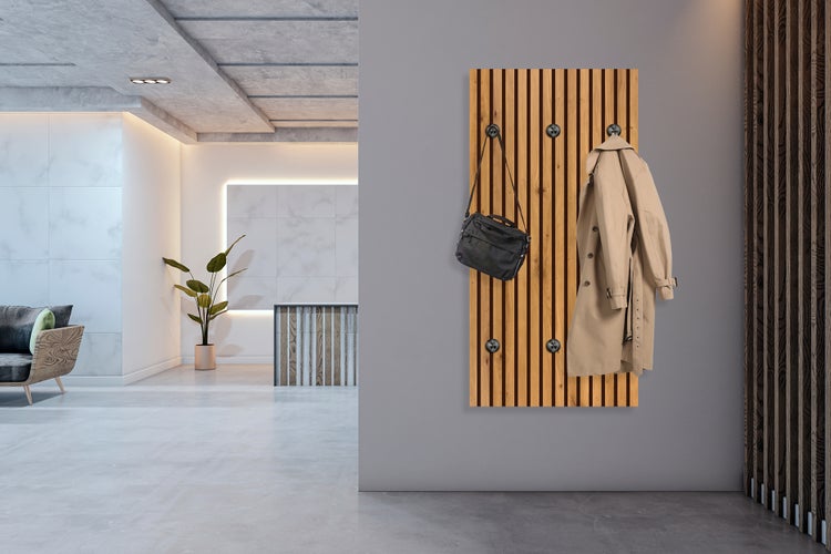 Wandgarderobe mit Mantel und Tasche in einem modern eingerichteten Raum.