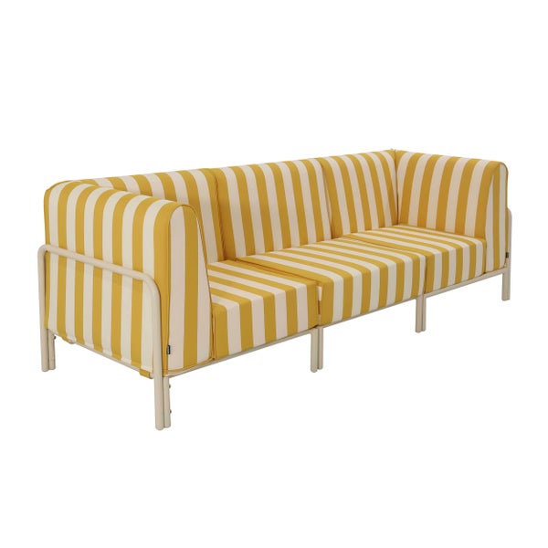 Dreisitzer Gartensofa mit gelb-weiß gestreiften Polstern und Metallgestell.