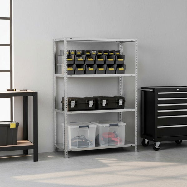 Organisierte Werkstatt mit verzinktem Metallregal, schwarzen Sichtlagerkästen, Werkzeugkoffern, transparenten Boxen und einem Werkstattwagen.