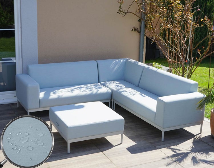 Moderne L-förmige Outdoor-Lounge-Gruppe mit passendem Hocker auf einer Terrasse. Detailansicht der wasserabweisenden Polsterung mit Wassertropfen.