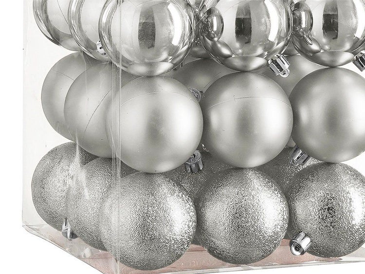 Set mit silberfarbenen Weihnachtskugeln in verschiedenen Oberflächenstrukturen wie glänzend, matt und glitzernd in einer Kunststoffverpackung.