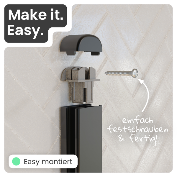 Explosionsdarstellung zur Montage einer schwarzen Profilleiste mit Halterung, Endkappe und Schraube an einer hellen Fliesenwand.