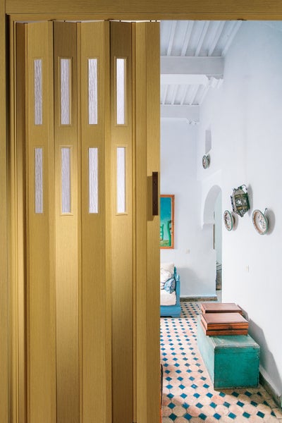 Holzschiebetür mit Glaseinsätzen in einem hellen Raum