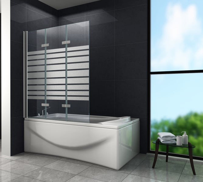 Badezimmer mit Badewanne, Duschabtrennung aus Glas und kleinem Tisch mit Handtüchern