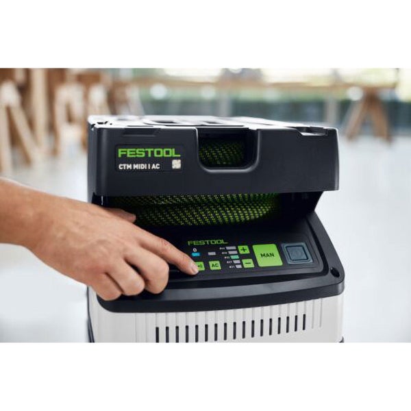 Eine Hand bedient das Touch-Bedienfeld eines Festool Absaugmobils CTM MIDI I AC.