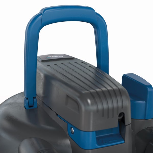 Detailansicht eines Oase Teichfilters mit blauem Tragegriff, grauem Gehäuse und Oase Logo.