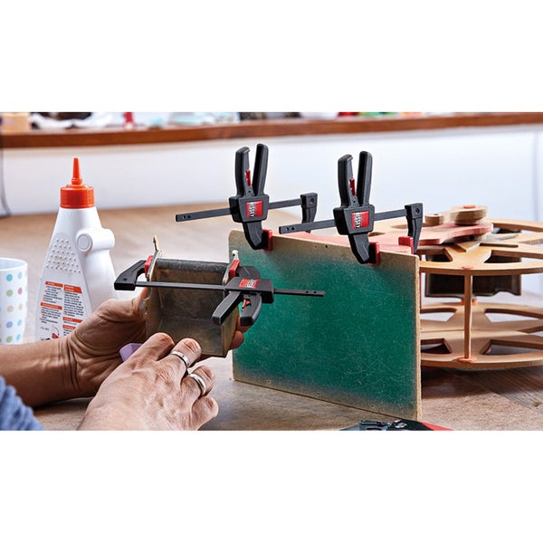 Anleitung zum Einsetzen und Entnehmen eines Bohrers aus einem Werkzeugkasten