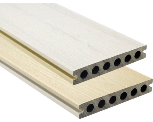 Terrassendielen aus Holz-Kunststoff-Verbundwerkstoff mit Hohlkammerprofil und Holzmaserung.
