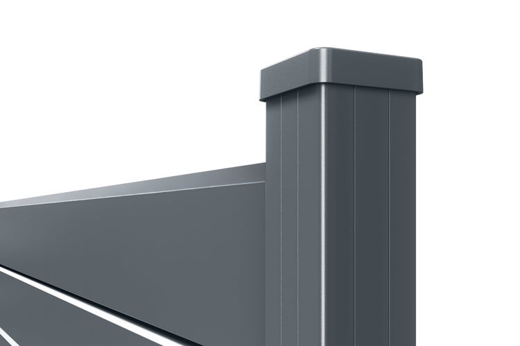 Nahaufnahme eines anthrazitfarbenen Zaunpfostens mit Pfostenkappe und Sichtschutzelement aus Metall.