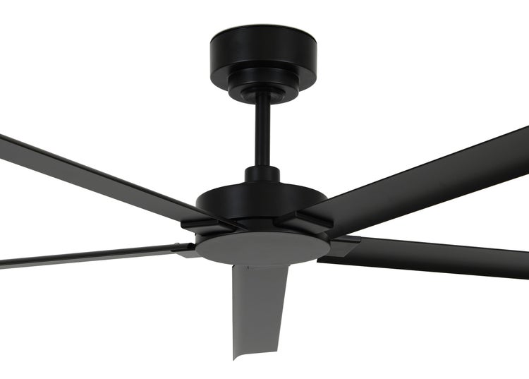 Deckenventilator mit fünf Flügeln und Deckenbefestigung für eine effektive Luftzirkulation in Wohnräumen.