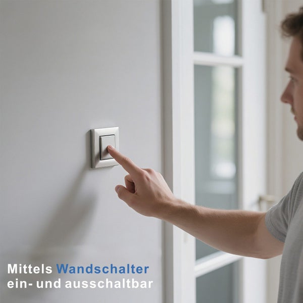 Person betätigt einen Lichtschalter an einer Wand im Innenbereich.