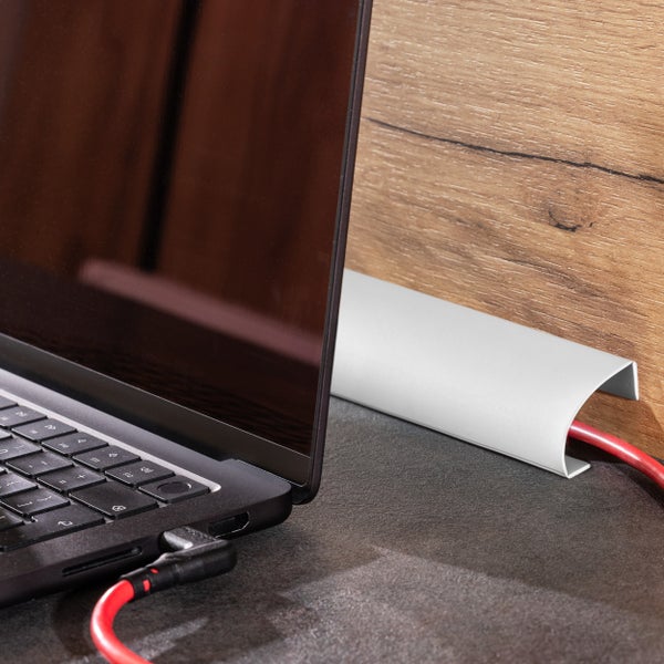 Kabelkanal zur sauberen Kabelführung auf dem Schreibtisch hinter einem Laptop.