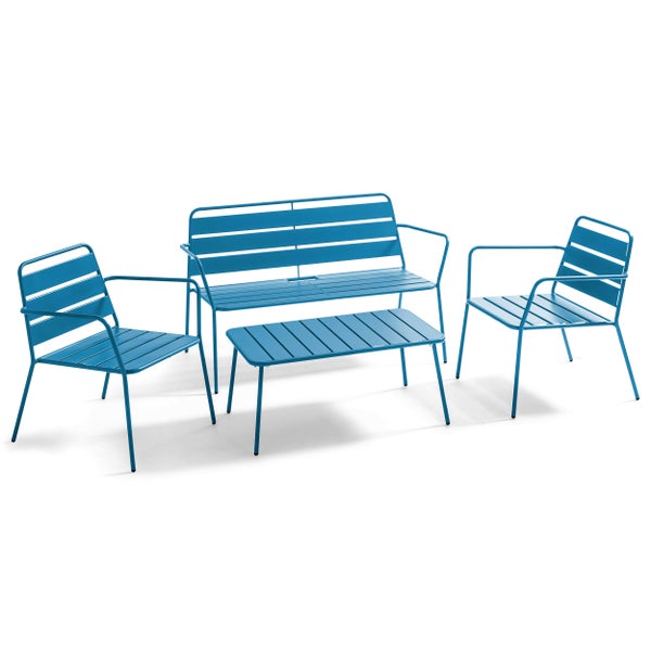 Gartenmöbel-Set aus blauem Metall bestehend aus einer Bank, zwei Sesseln und einem niedrigen Tisch in Lattenoptik.