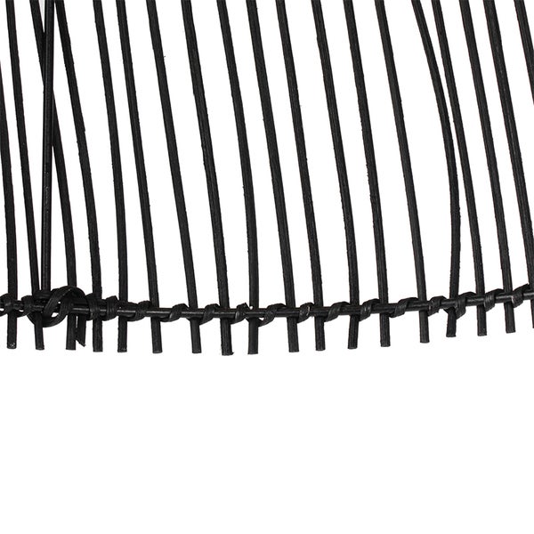 Detailansicht einer geflochtenen Rattanlampe