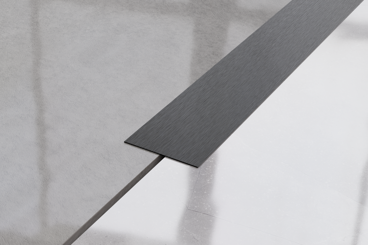 Detailansicht einer grauen Bodenfliese