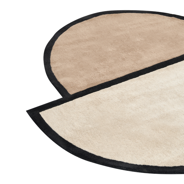 Runder Teppich mit geometrischem Design und umrandeten Segmenten als Wohnaccessoire für Innenräume