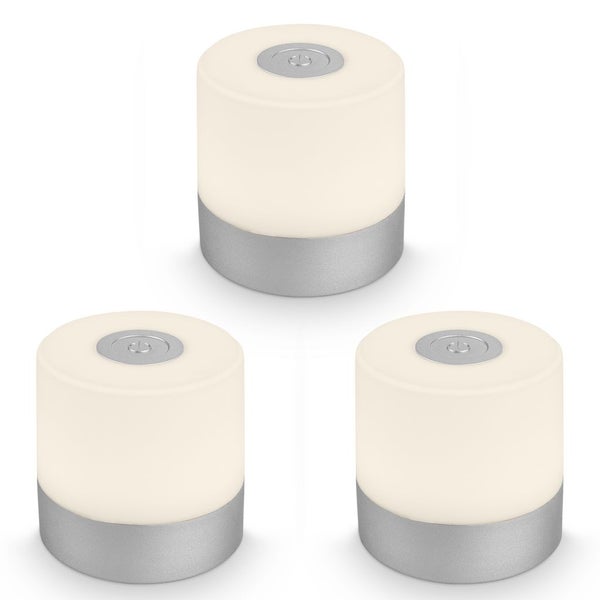 Dreier-Set zylindrische LED-Tischleuchten mit silbernem Sockel, weißem Diffusor und Einschaltknopf auf der Oberseite.