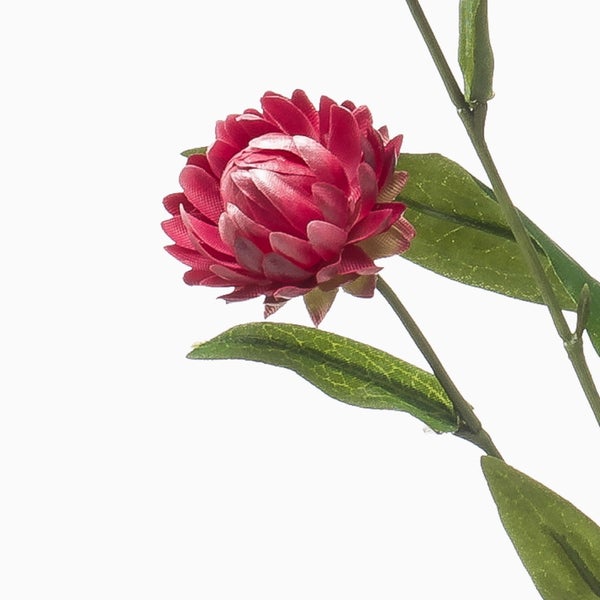 Nahaufnahme von grünen künstlichen Blättern an einem Zweig für Dekorationszwecke.