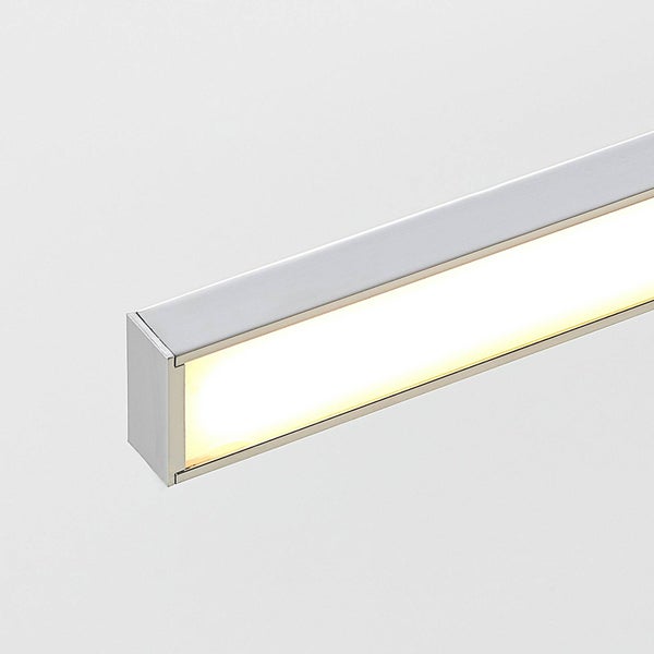 Lineare LED-Unterbauleuchte mit silbernem Metallgehäuse und warmweißem Licht.