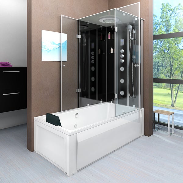 Moderne Dusch-Badewannen-Kombination in hellem Badezimmer. Weiße Wanne mit Nackenstütze und Dampfduschkabine aus Glas mit Massagedüsen und Brausen.