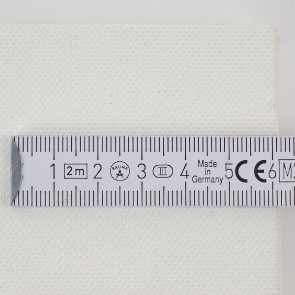 Nahaufnahme eines grauen Teppichstücks.