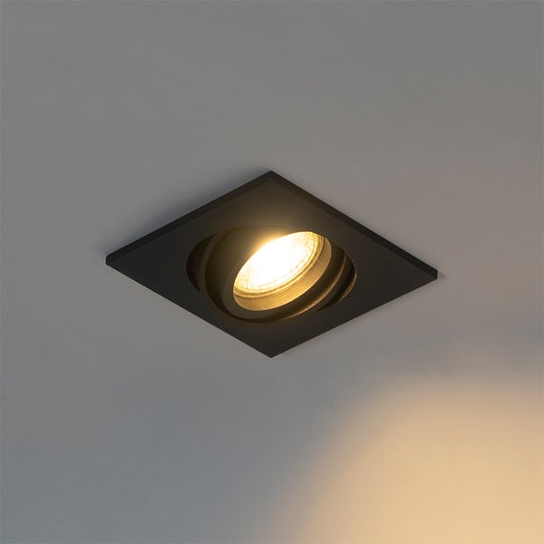 Quadratischer schwarzer Einbaustrahler mit warmem Licht.