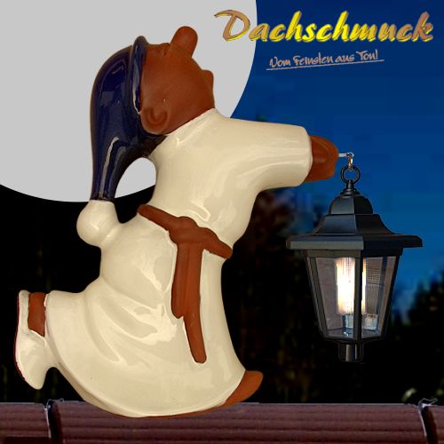 Dachschmuck aus Ton in Form eines Nachtwächters mit weißem Gewand, Schlafmütze und einer schwarzen Laterne.