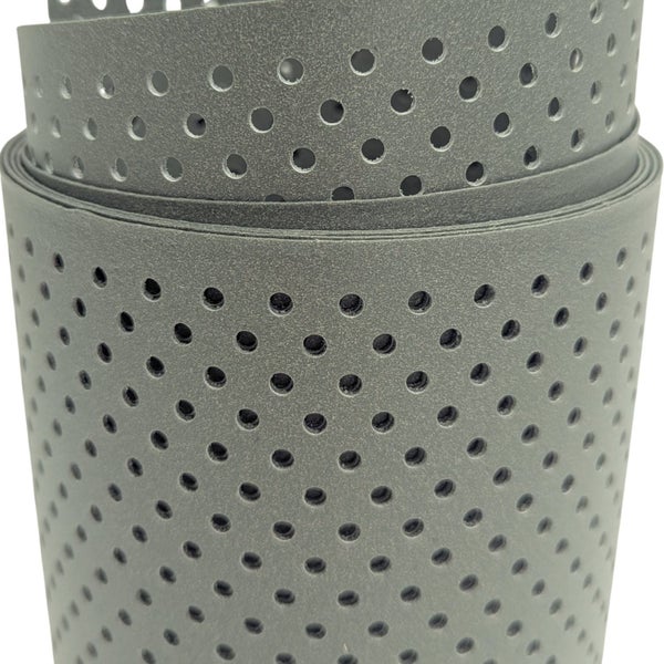 Gelochtes Metallband aufgerollt