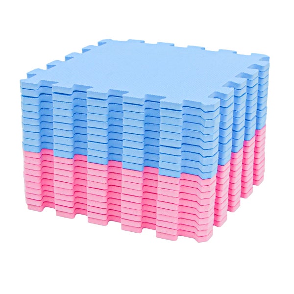 Stapel aus ineinandergreifenden Puzzlemattenteilen aus Schaumstoff in Blau und Rosa.
