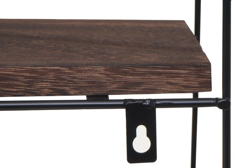 Detailaufnahme eines Wandregals mit Holzablage und Metallrahmen