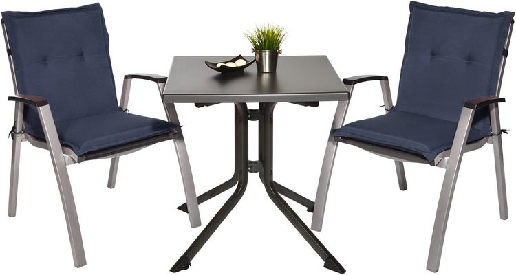 Gartenmöbel-Set bestehend aus einem quadratischen Tisch und zwei Armlehnenstühlen mit blauen Polsterauflagen.